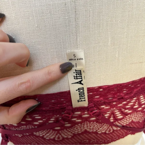 Elegant Lace Bralette in Burgundy - Image 4