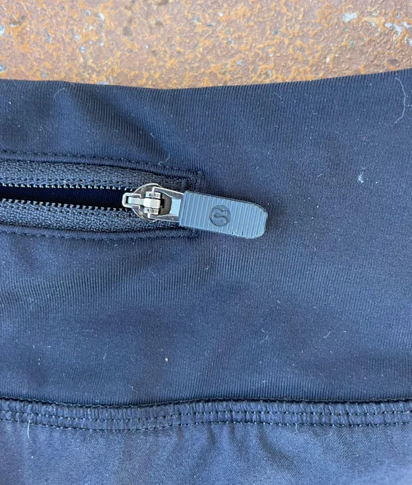 Lululemon hotty hot black shorts sz 6 - Image 3