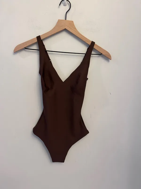 Skims Body Plunge Bodysuit XS Cocoa New with tags - Image 2