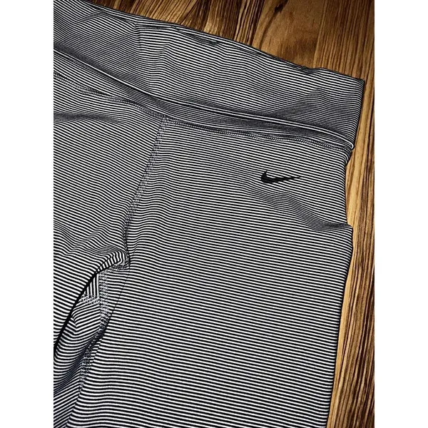 Nike Women's Capri Leggings‎ Size small s - Image 2