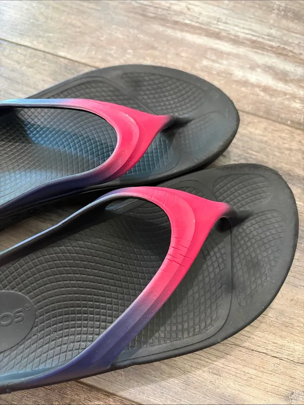 OOFOS Pink Ombre Metallic Flip Flops size 6 - Image 2