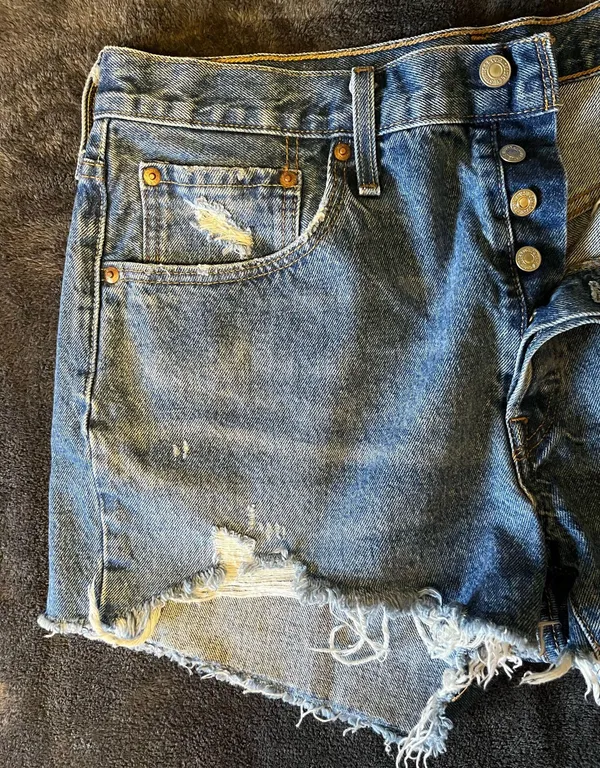 Levi’s 501 cut-off distressed button denim shorts 32 - Image 6