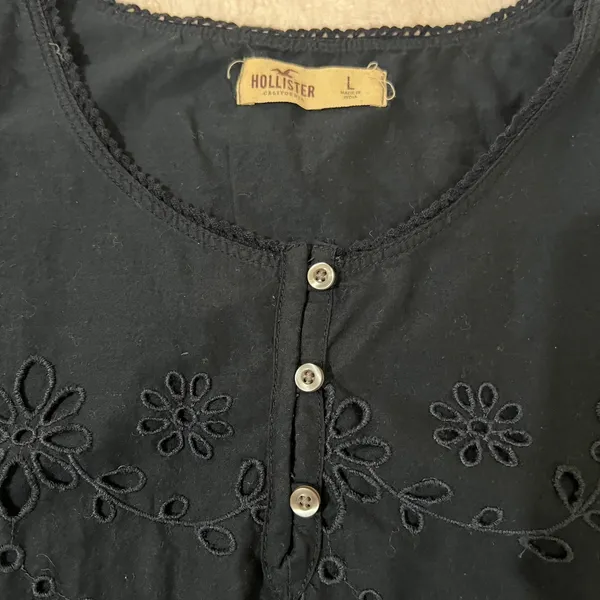 Hollister (L) Cotton Flower Cut Out Embroidered Overlay Sleeveless Top Blouse - Image 4