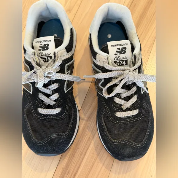 New Balance 574 lifestyle sneakers! Size 6.5! Black/grey - Image 4