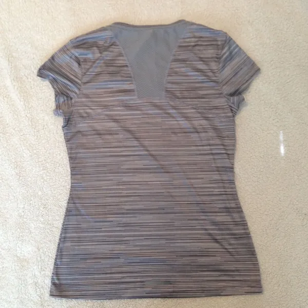 ‎Under Armour heat gear semi fitted gray stripe top S - Image 3