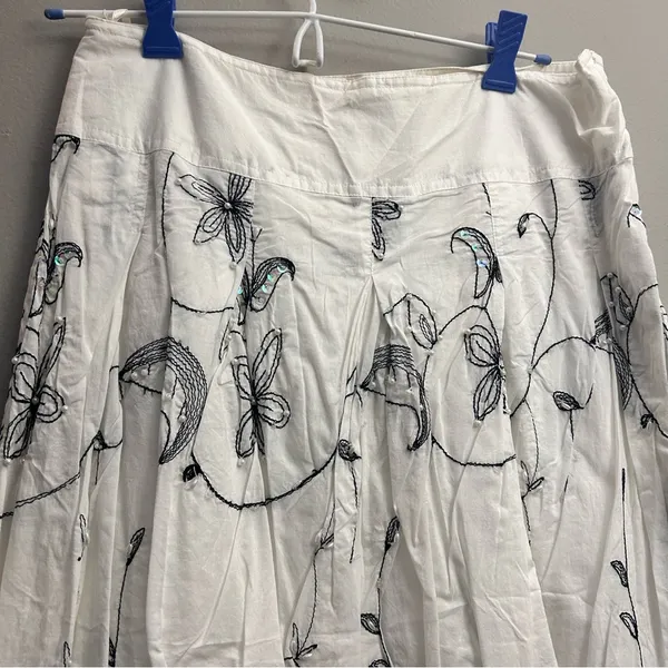 JUNO Vintage Look Embroidered White Midi Skirt Sz M - Image 3