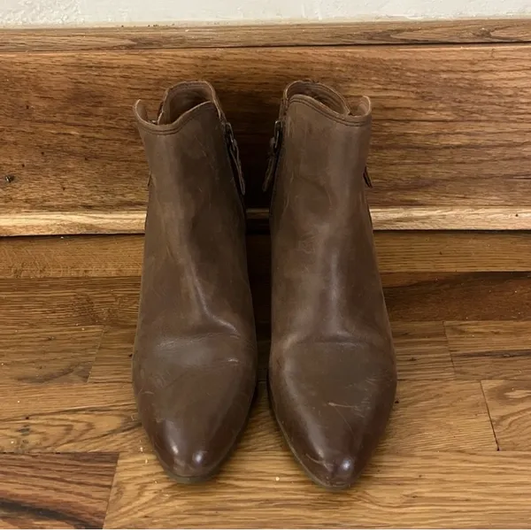 Frye Judith Zip Wheat Leather Ankle Booties Size: 8.5M - Image 4