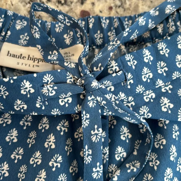 Haute Hippie blue and white flower design 2 piece short pajamas set - Image 13