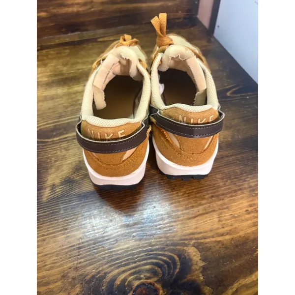 Nike gold sneakers size 7.5? - Image 6