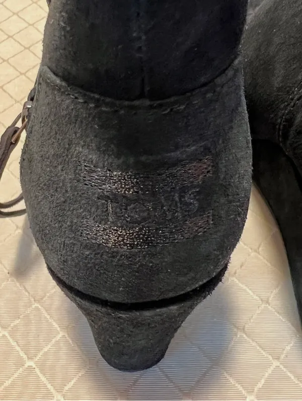Toms: Women’s SZ8 Desert Wedge High Black Suede Heel Booties - Image 5