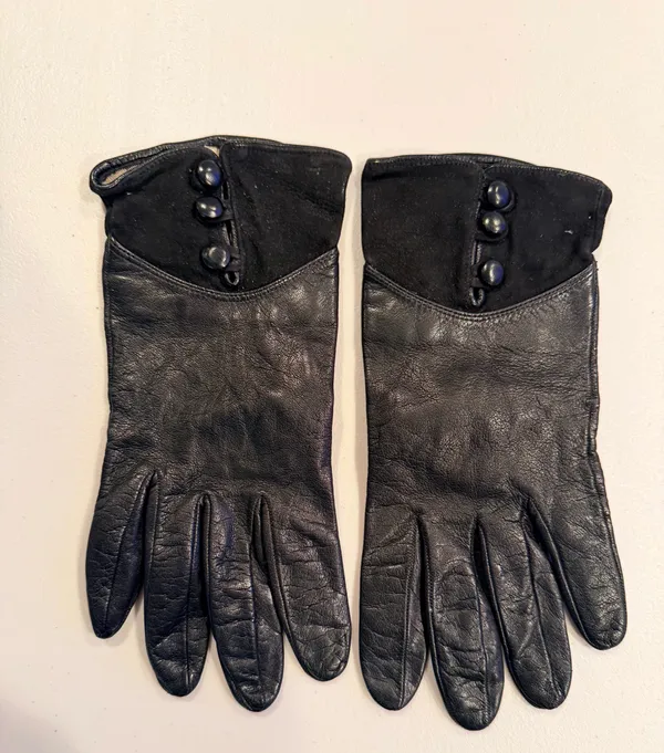 VINTAGE: Bloomingdale’s | ladies lambskin leather & suede gloves. Size: 7. - Image 7