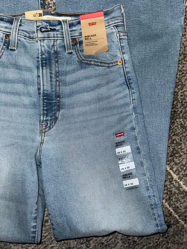 Levi's Women's Ribcage Bell Bottom Jeans sz.26 - Image 4