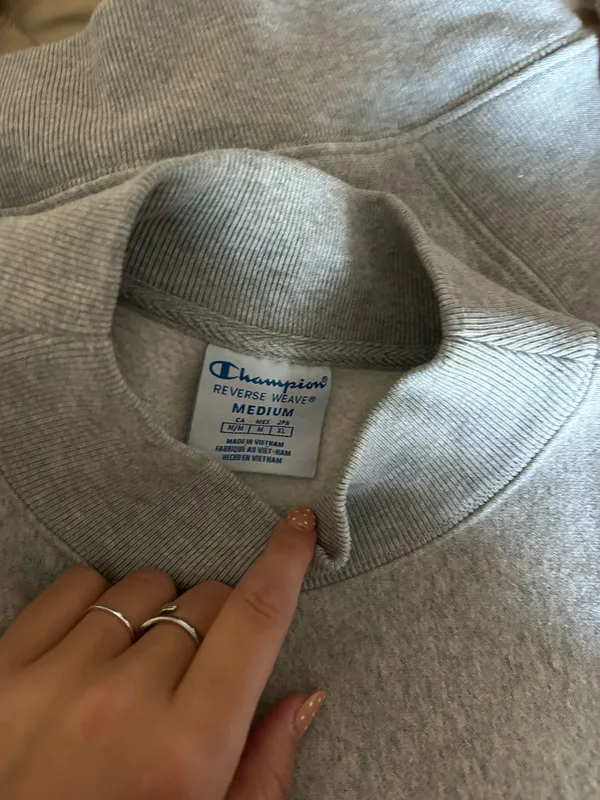 Cropped Champion Sweatshirt - Image 3