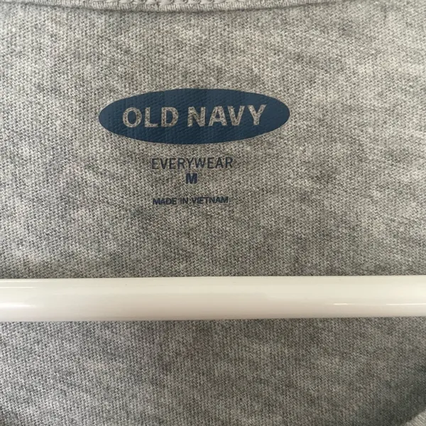 Old navy gray tee shirt - Image 3