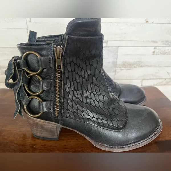 Freebird by Steven CHERI boots in Blue. Size 7 - Image 2