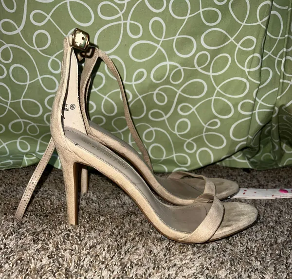 Tan Heels Size 8.5 - Image 2