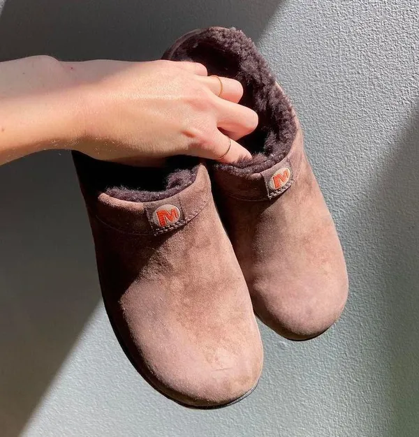 Brown slip on primo chill slide clogs with fuzzy interior 🔥 - Image 3