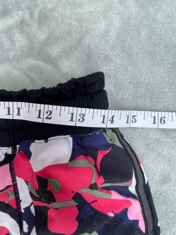 Lululemon Hotty Hot Short Activewear Gym Training Size 6 Performance Outdoor - Image 6