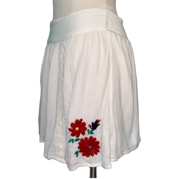 American Eagle Aerie White mini skirt floral embroidered NWOT size medium - Image 2