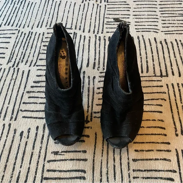 Libby Edelman Black Suede Slouch Peep Toe Heel Booties Size 9.5 - Image 2