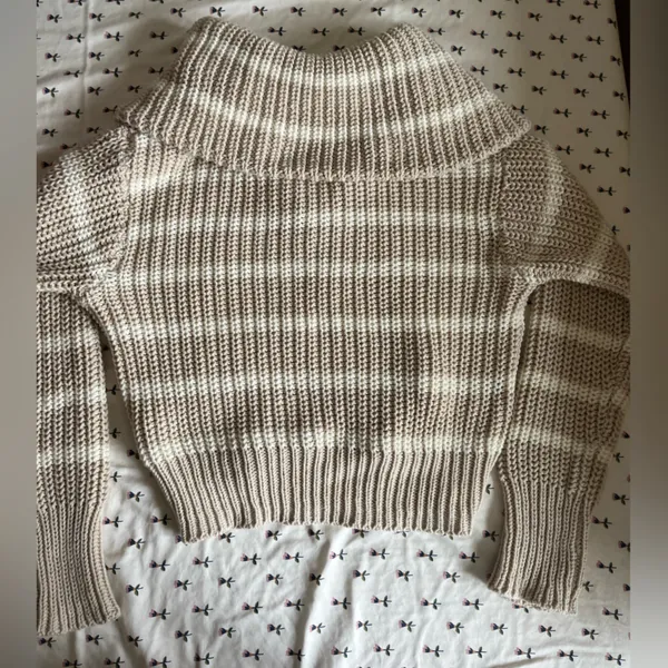 American Eagle Beige off the shoulder kind of zip up sweater - Image 3