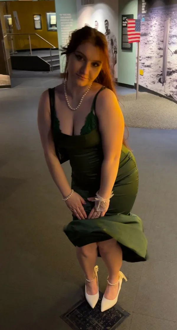 SheIn Emerald Mermaid Satin V-Waist Dress - Image 4
