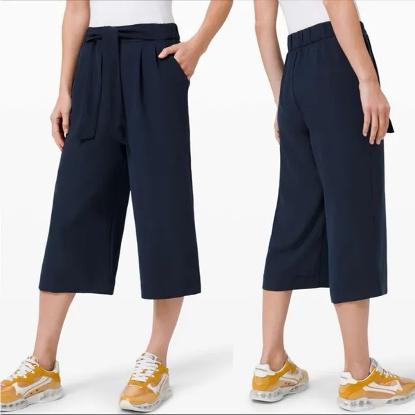 LULULEMON Noir Crop Pants in True Navy size‎ 6 - Image 2
