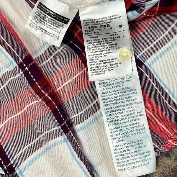 Levi’s Boyfriend Fit Plaid Button Down Blouse Medium - Image 10