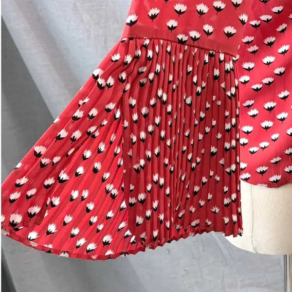 Ann Taylor Factory Red Floral Pleated Bell Sleeve Blouse Keyhole Back M Flowy‎ - Image 4
