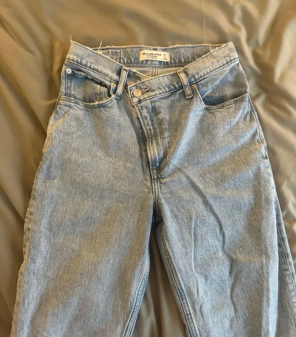 Abercrombie Asymmetrical The 90s Straight Ultra High Rise - Image 7