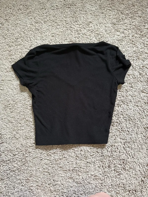 Bozzolo black v neck cropped t shirt - Image 2