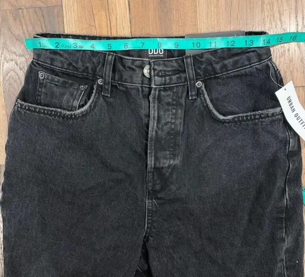 Urban Outfitters BDG NWT 90s Hi Rise Distressed Shorts Size 28 - Image 8