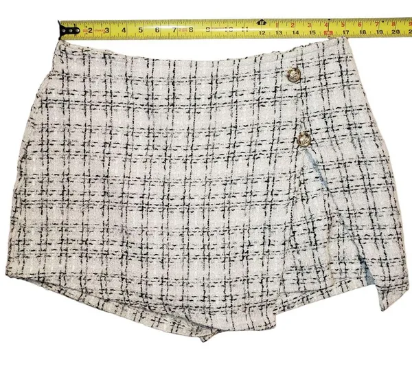 Black and white tweed plaid mini skirt with built in shorts approximate size XL - Image 6
