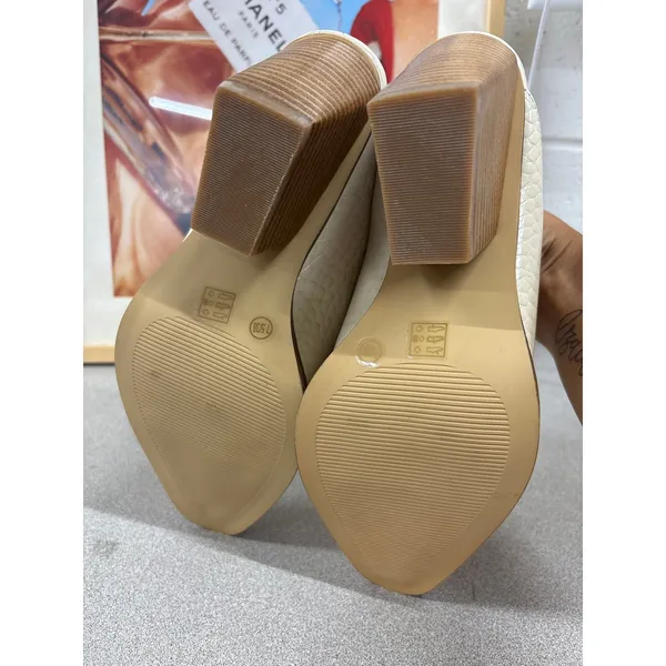 NIB Chinese Laundry Sz 7.5 Crinkle Cream Croc Faux Leather Slip On Heeled Mules - Image 5