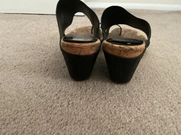 Donald Pliner Asymmetric Cork Wedge Sandals- Black- Sz 8.5 - Image 2