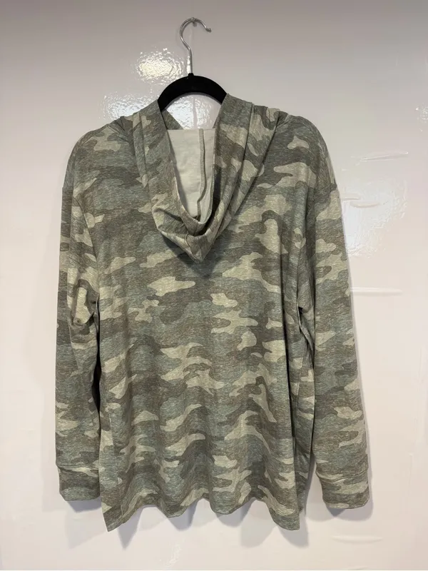 a:glow Maternity‎ Nursing Top - Heather Gray Green Camo - Image 4