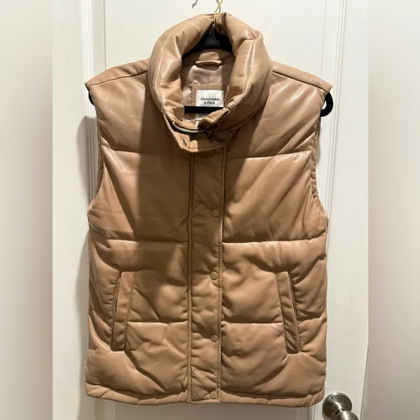 Abercrombie & Fitch Women's Camel Puffer Vest size XS - Image 3