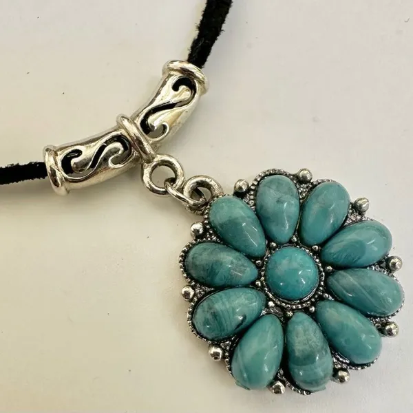 Turquoise blue silver tone circle pendant necklace - Image 2