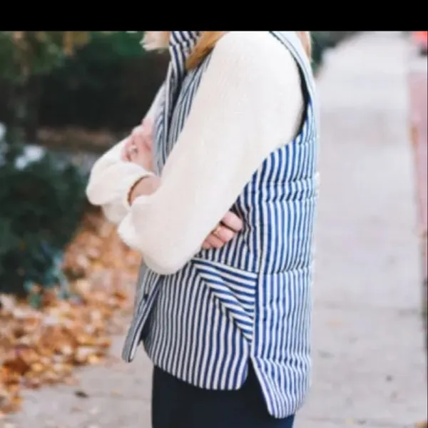 Free Assembly‎ oversized puffer vest size small - Image 4
