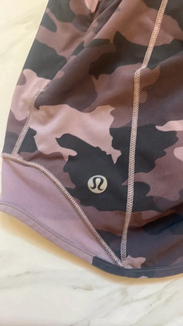 Pink camo Size 2 4inch Lululemon hotty hots - Image 3