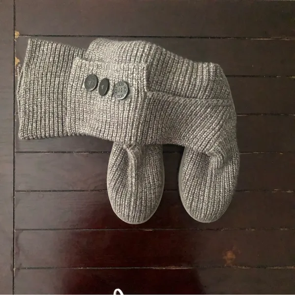 UGG Classic Cardy knitted sweater 3 button fold over boots.Silver color. Size: 8 - Image 15