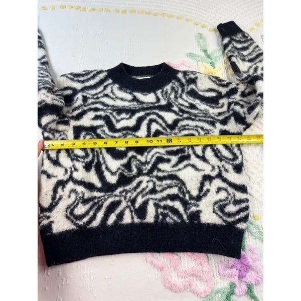 SO Goods For Life Zebra Print Pullover Sweater Women's‎ Large Knit Cozy - Image 6