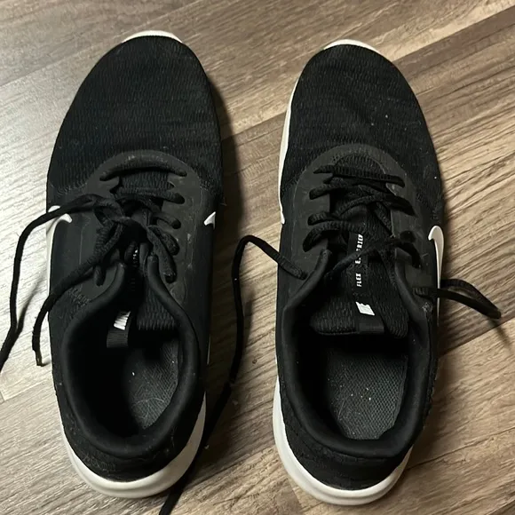 black nike tennis shoes - Image 2