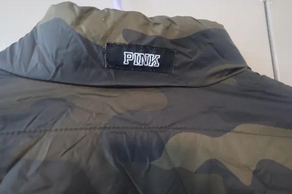 PINK Victoria's Secret camo camoflage puffer sweater jacket in army green size small. - Image 11