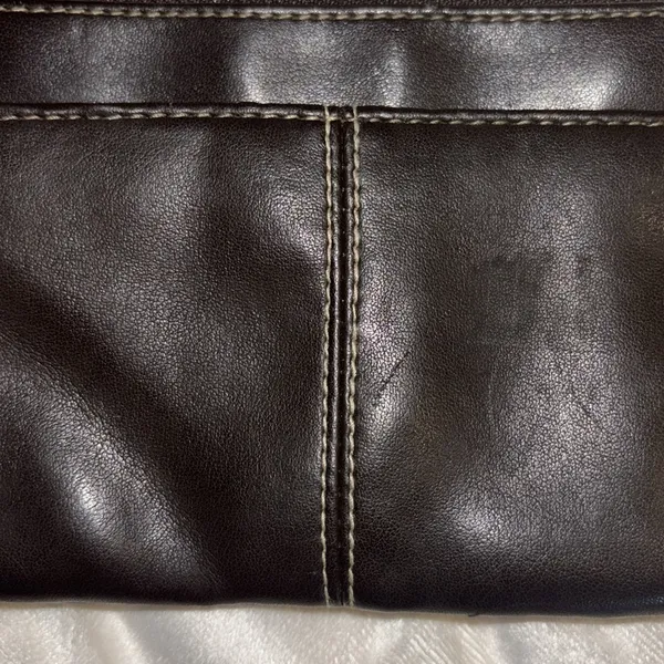 Source Unknown BROWN FAUX LEATHER WRISTLET ONE ZIP POCKET ON OUTSIDE AND FULL ZIPPER CLOSURE - Image 2