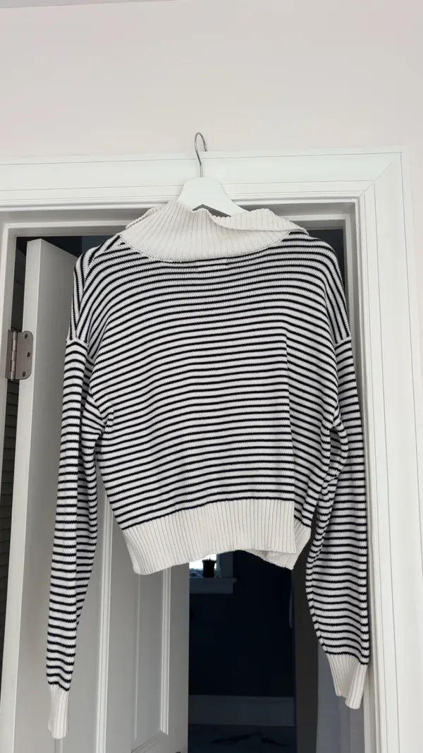Universal Threads black & white striped sweater in size M - Image 3