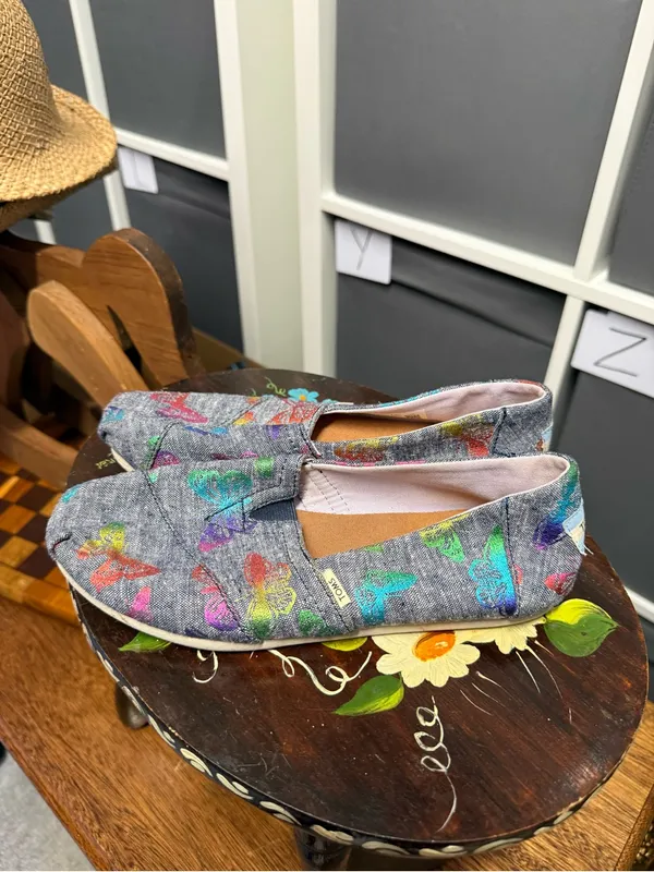 TOMS Women’s Gray Foil Butterfly Slip-On Shoes - Image 4