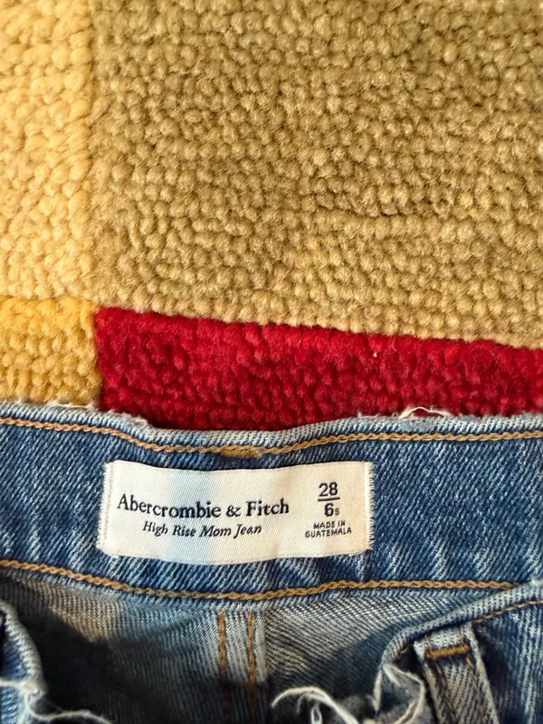 Abercrombie & Fitch High Rise Mom Jean Size 28 / 6 SHORT See pics got staining - Image 5