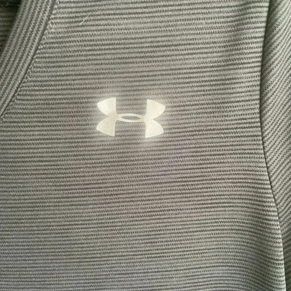Under Armour Black Loose Fit V Neck Tshirt Tee Shirt Size Medium EUC! - Image 2
