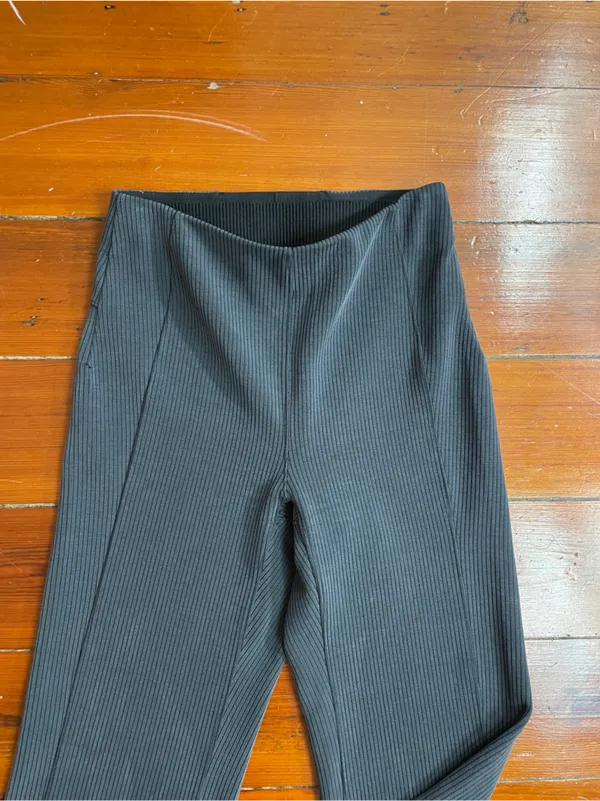 Lululemon Ribbed Softstreme Flare Leg Pants in Black Sz 4 🧡🎀 - Image 11